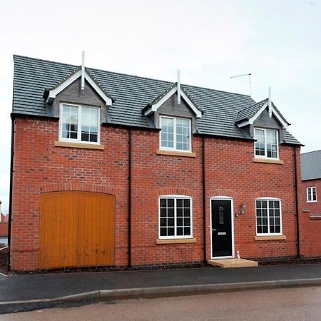 Dbs Serviced Apartments - The Twain Castle Donington Exterior photo